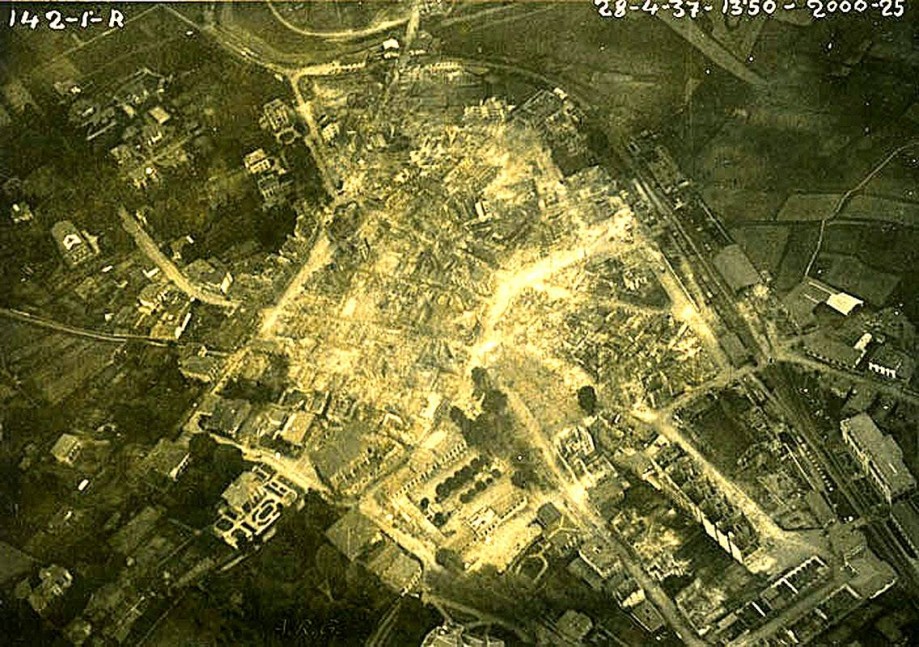 Vista aérea de Gernika dos días después de su destrucción