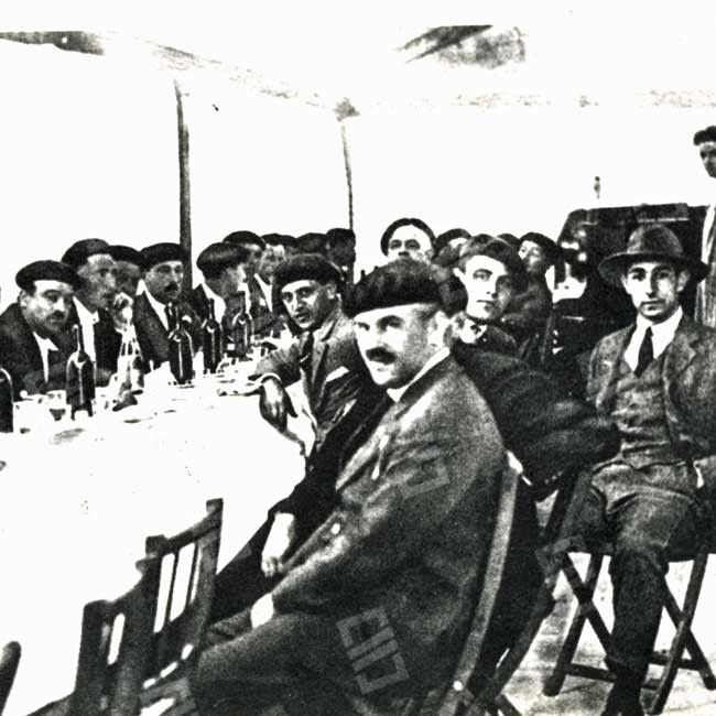 Imagen del banquete en Artxanda con motivo de la despedida de soltero de Elias Gallastegi.