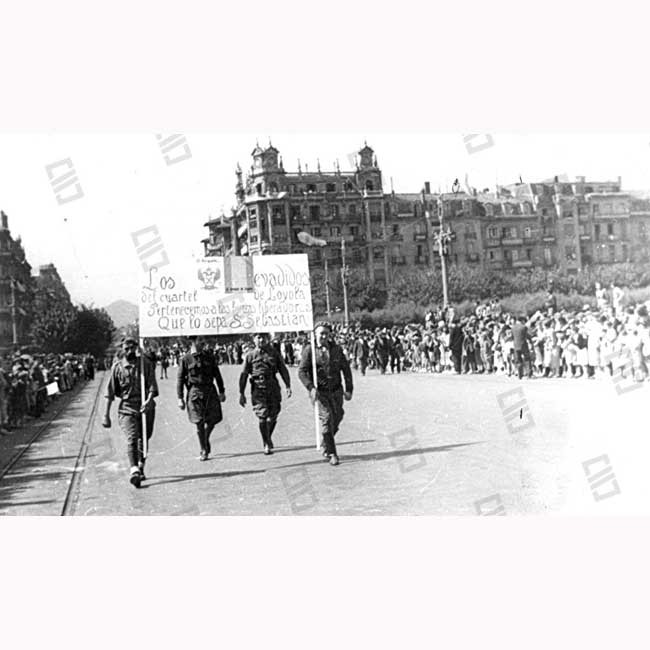 Desfile de las tropas que tomaron parte en la ocupación.