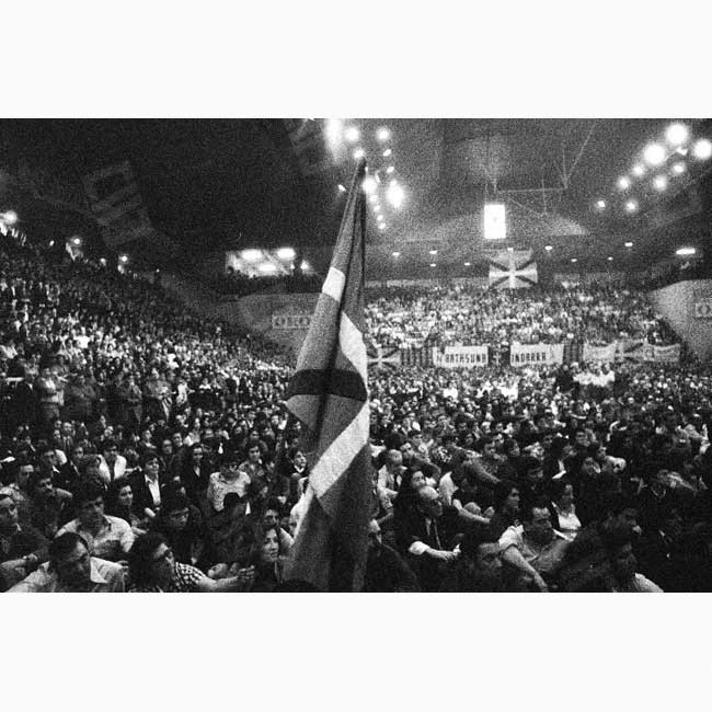 La ikurriña en la Asamblea General de EAJ-PNV de Iruña de 1977.