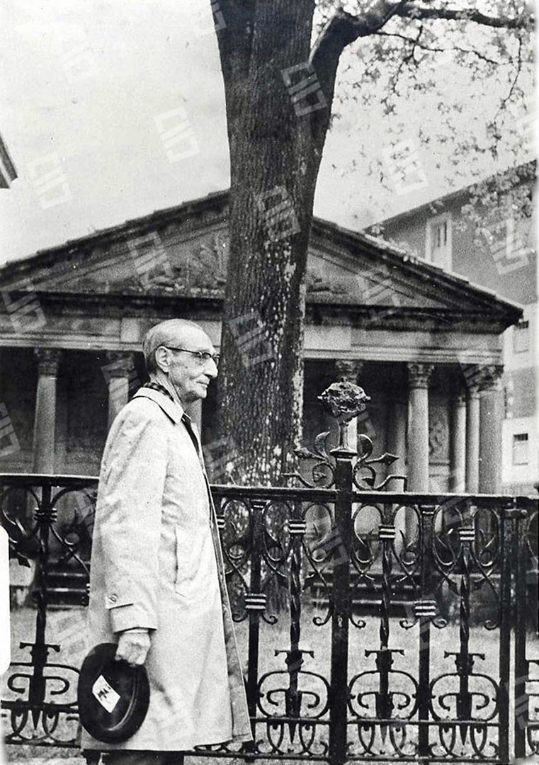 El Lehendakari Leizaola ante el Árbol de Gernika.