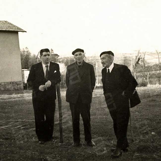 Lezo Urreiztieta, primero por la izquierda, junto a Ispizua y Luis de Arana, en Donibane Lohitzune, en 1940.