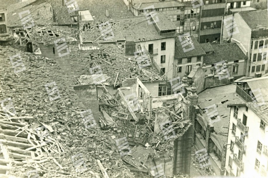 Edificios destruidos en Durango tras el bombardeo.
