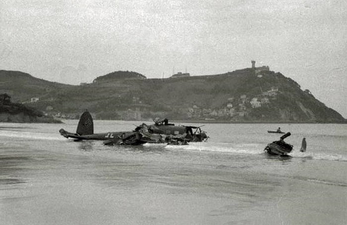 Heinkel He-111 hegazkin bonbaketariaren aztarnak, Kontxan (Kutxaren fototeka).