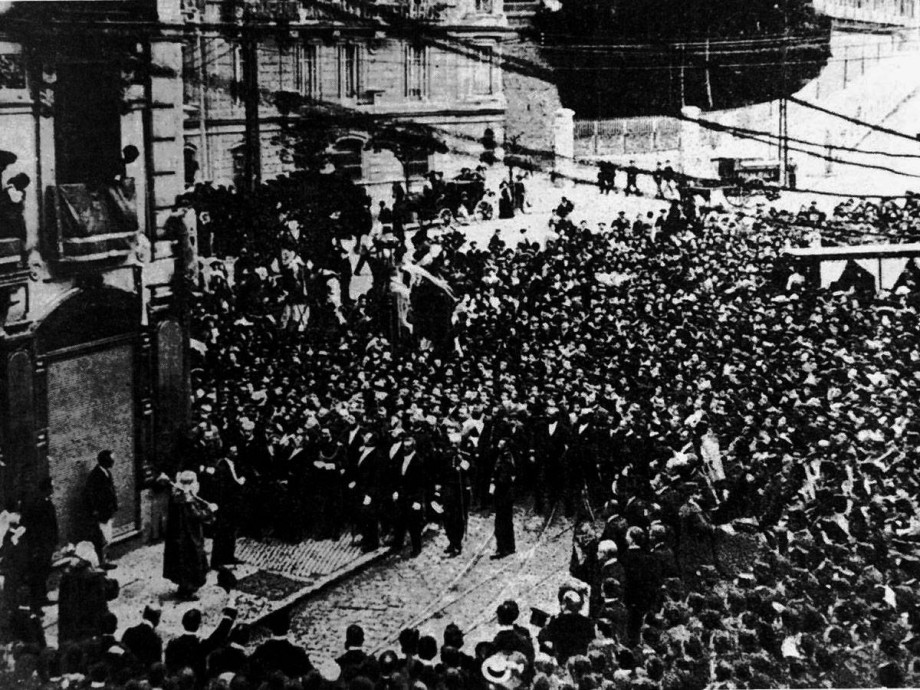 Plaka bat jartzeko ekitaldia Sierra kalean, une horretan Buenos Aires izena hartu zuena, Argentinako marinelak bertan zeudela. 