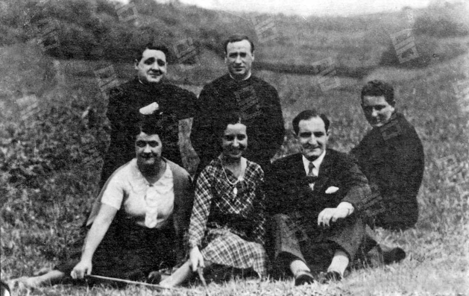 1932an ateratako irudia. Ezkerretik eskuinera eta goitik behera. Goian, Jose Ariztimuño Aitzol, Luis Jauregi Jautarkol eta Pio Montoya. Behean, Margari eta Mari Zabala, jesarrita, Jose Antonio Agirre Lekuberen ondoan.
