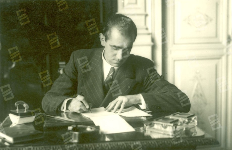 Pedro Basaldua Ibarmia, Agirre lehendakariaren idazkari pertsonala, bulegoan.