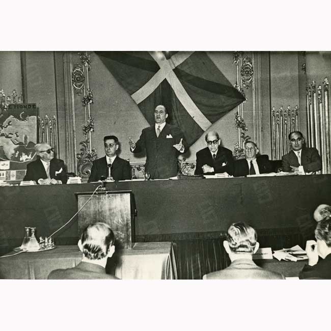 Euzkadiko Gobernuaren irudia Euskal Mundu Biltzarreko buru. Ezkerretik eskuinera: Manuel Campomanes, Jesus Maria Leizaola, Jose Antonio Agirre, Ambrosio Garbisu, Paulino Gómez Beltrán eta Gonzalo Nardiz, Palais d 'Orsay hotelean.