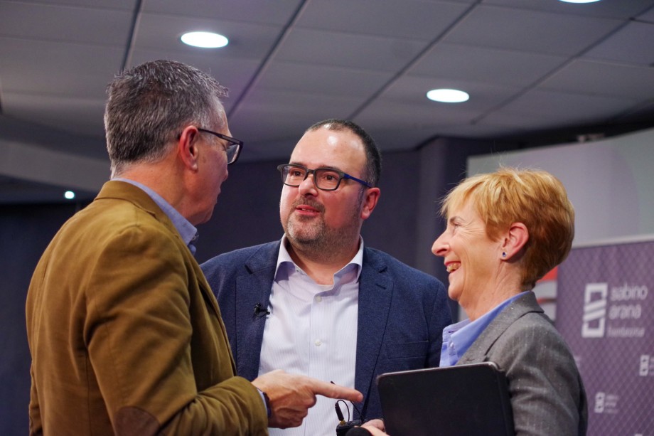 Trumpen aroa eta estremismo digitalaren gorakada eztabaidagai